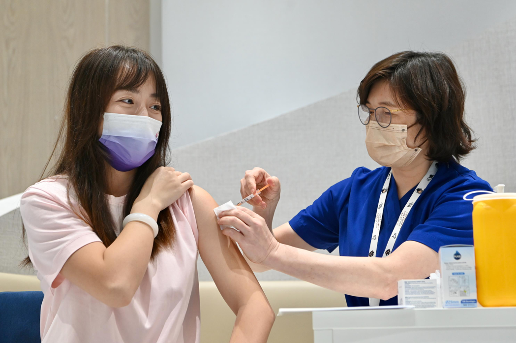香港大學醫學院院長劉澤星認為，未來可能得每年接種新冠疫苗。中新社