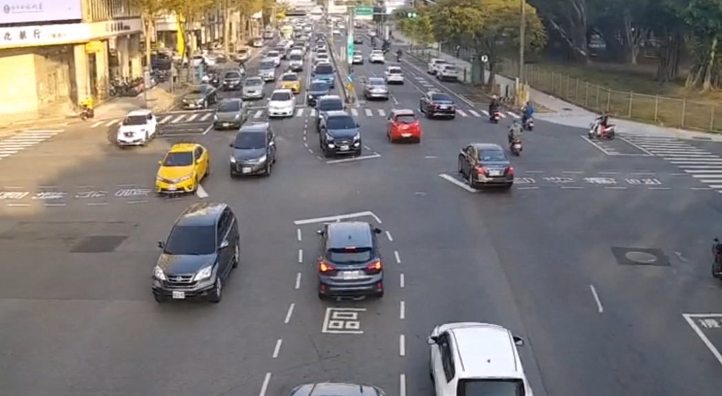 中華東路與小東路口車流情況。圖／台南市交通局提供