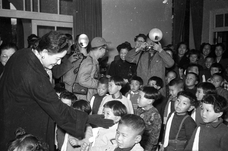 1955年1月29日，中華婦女反共抗俄聯合會邀集各界成立收容軍人子弟及孤兒之育幼院，會議由總統夫人蔣宋美齡見面主持。會前中華婦女反共聯合會代表包德明率領孤兒與蔣夫人見面。圖／聯合報系資料照片