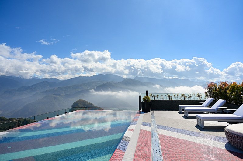 泳池畔提供躺椅，讓遊客可以悠閒地來場日光浴。圖／阿里山英迪格提供