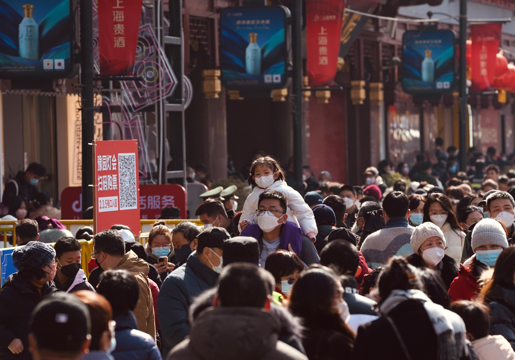 大陸防疫解封後內需消費快速復甦，圖為大年初五，上海豫園商圈擠滿了出遊的民眾。（新...