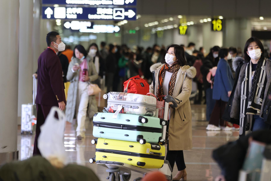 隨著疫情退去，大陸航空業也開始忙碌起來。27日，北京首都國際機場就湧現大量旅客。...