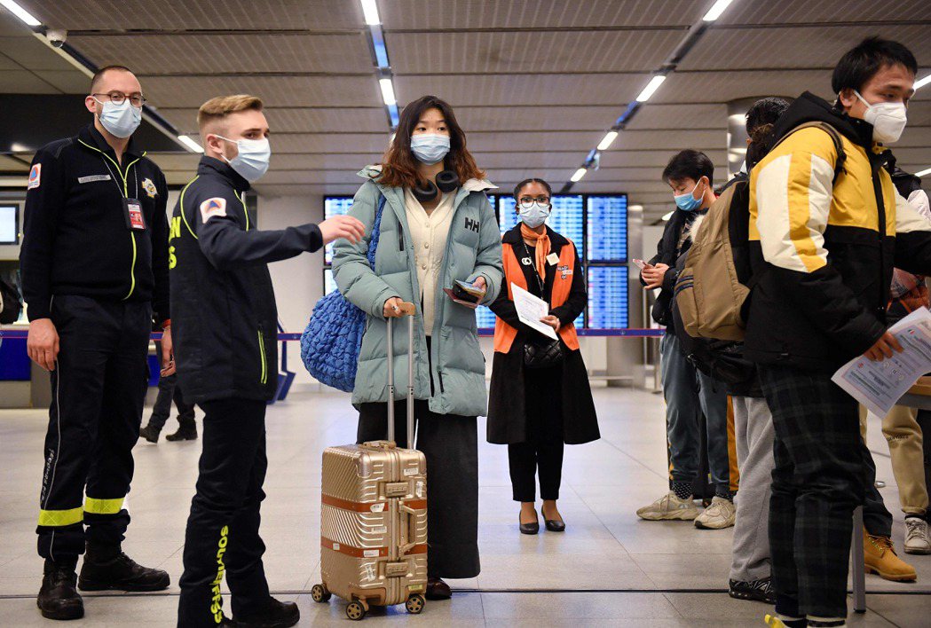1名欲入境法國的中國大陸旅客，1日在巴黎戴高樂機場接受有關接種新冠肺炎疫苗證件的...