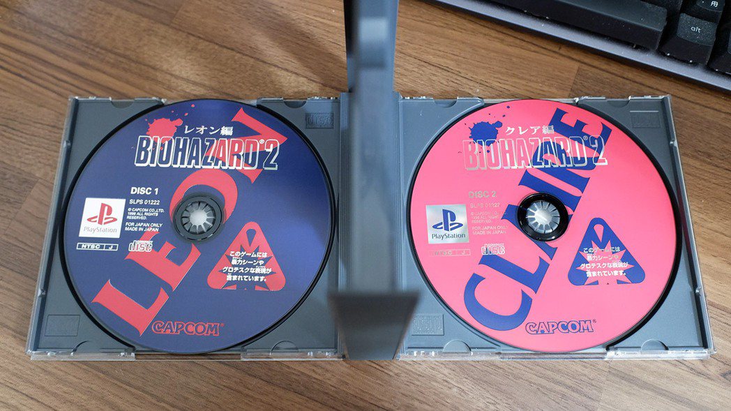 惡靈古堡2的遊戲光碟有兩片，分為里昂與克蕾兒各一片。圖 / CAPCOM
