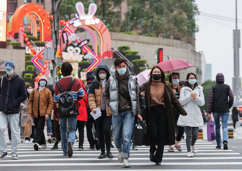 天氣冷颼颼，不少民眾都會穿著厚外套保暖。圖為台北街頭。本報資料照片