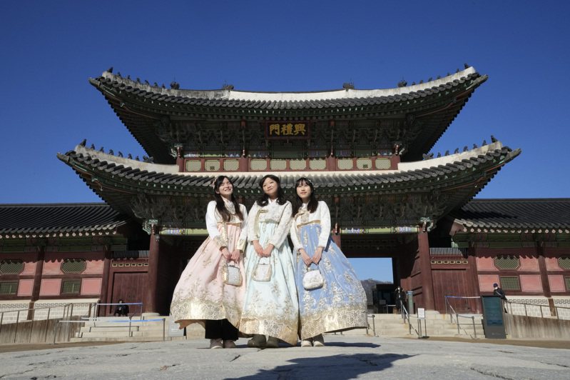 南韓將於1月30日開放室內口罩禁令。圖為民眾在南韓知名景點景福宮前合影。美聯社