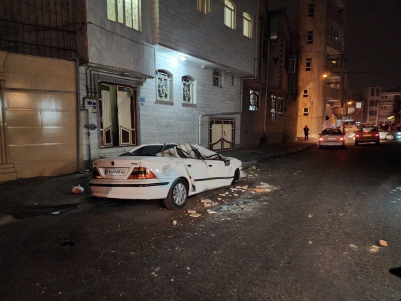 伊朗西北部發生5.9級地震，造成三人死亡。圖為伊朗霍伊市發生地震後，街道上一輛被毀的汽車。歐新社