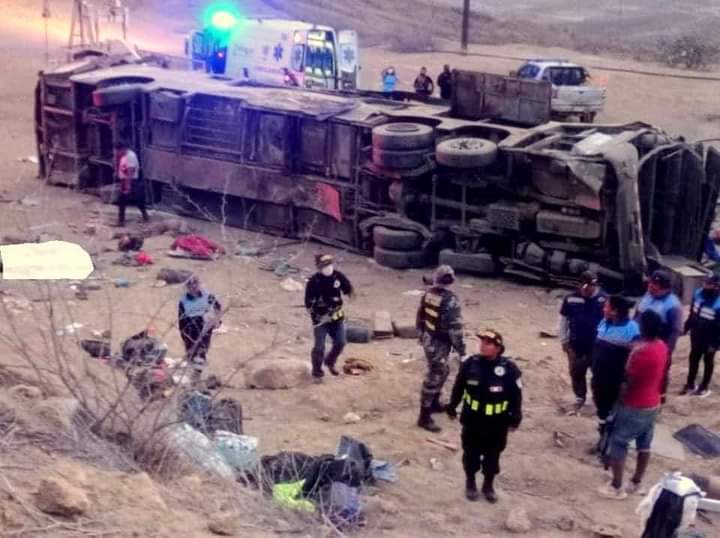 一輛載有60名乘客的巴士28日在祕魯西北部皮烏拉省（Piura province）墜崖，造成至少24人身亡。 圖／擷取自twitter