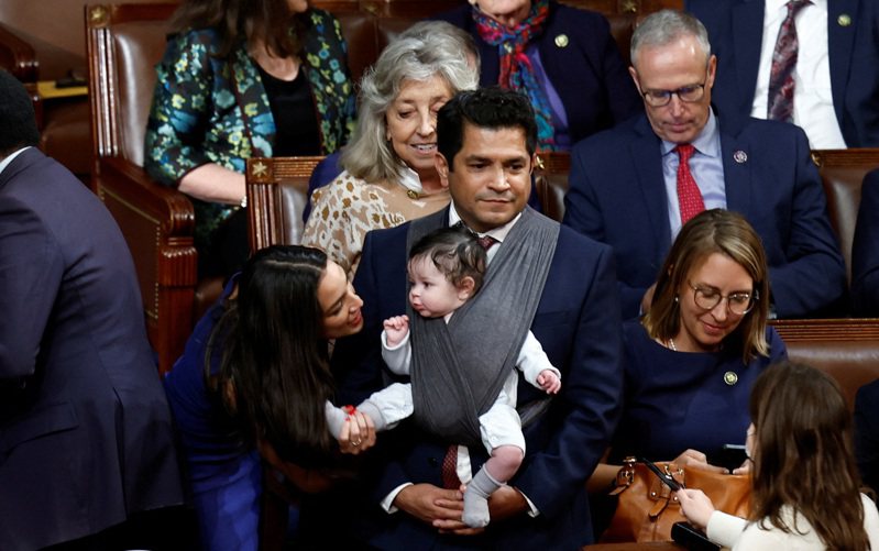 葛梅茲（Jimmy Gomez）帶著才出生4個月的兒子霍奇（Hodge）穿梭在國會議場間。 路透社