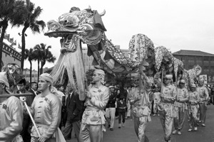 1965年1月30日，聯勤總部與駐台美軍聯合組成了春節中美遊藝隊，表演舞龍舞獅吸引數千市圍觀。圖／聯合報系資料照片