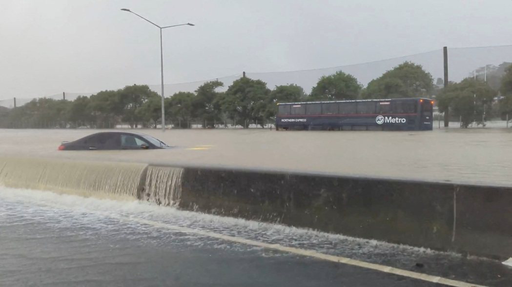 奧克蘭27日豪雨成災，社群媒體貼出汽車泡在水裡的影片。路透