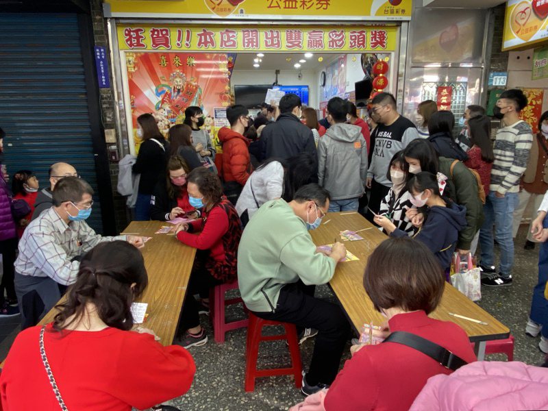 台灣彩券公司表示，截至27日止，「2000萬超級紅包」刮刮樂已刮出1個2000萬元、2個200萬元+賓士休旅車、194個100萬元。示意圖。本報資料照片