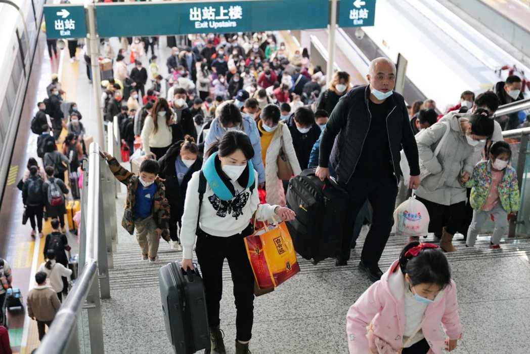大陸春節人員大量流動，圖為抵達深圳北站旅客有序出站。（中通社）