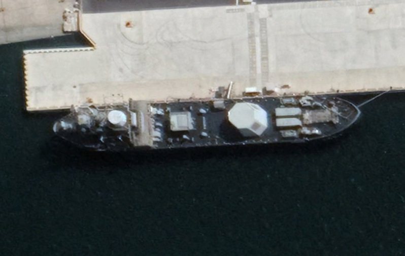 中科院測試相位陣列雷達與垂直發射系統的高雄艦泊於左營軍港內。圖／取自Google Earth