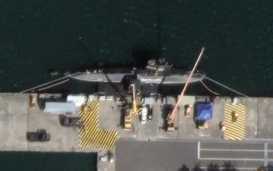 水星碼頭泊有一艘海獅或海豹潛艦外，另有一艘海龍級潛艦集吊車與搬運車，類似在進行魚...