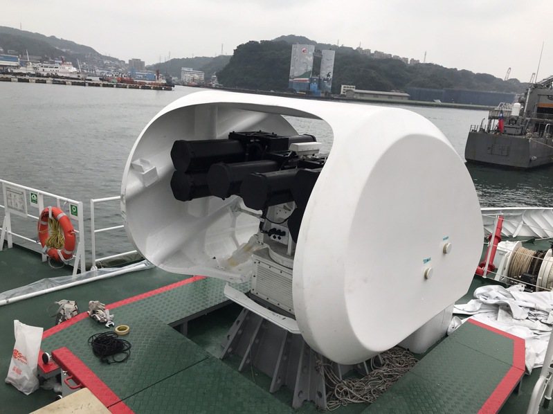 海巡署部署於台北港的安平級八里艦，艦上的鎮海火箭彈系統最近被發現安裝新式砲罩。圖／艦隊分署提供