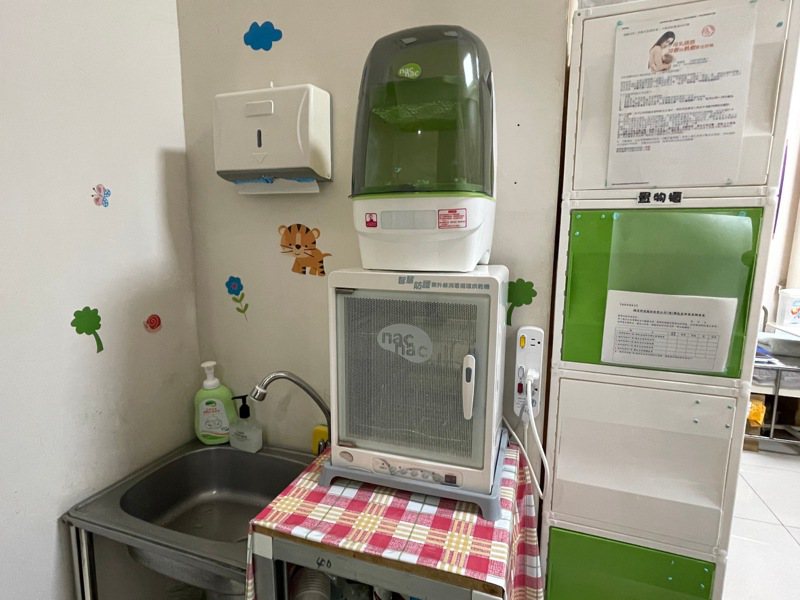 翔名科技的哺集乳室備有奶瓶消毒鍋，甚至還有母乳專用冰箱，因而獲新竹市特優哺集乳室認證。圖／新竹市府提供