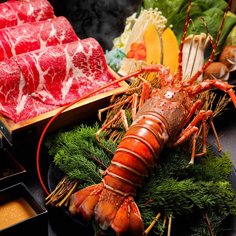 龍蝦海陸涮涮鍋套餐，每套原價2,880元，享買1送1優惠。圖／晶華提供