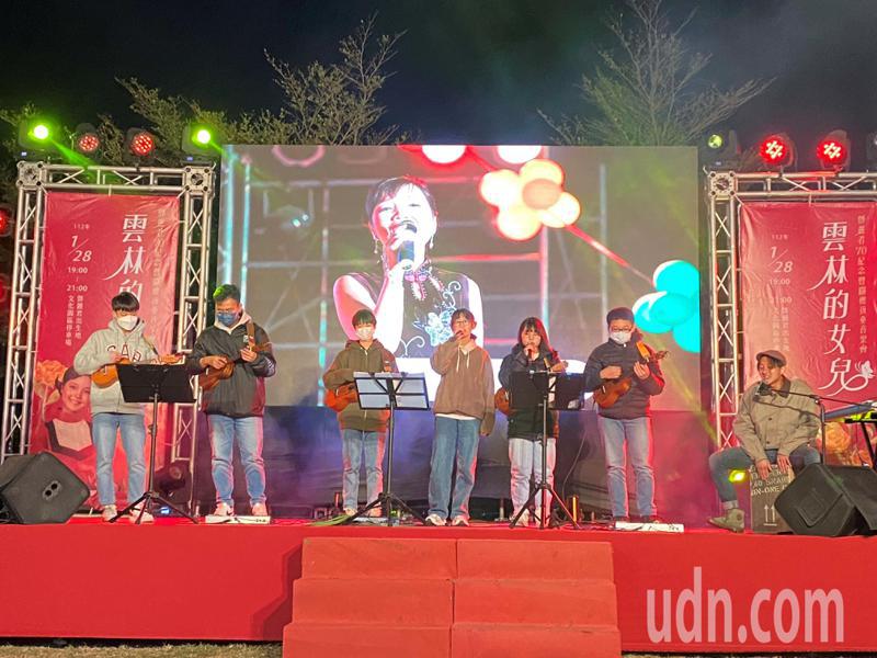 邓丽君70纪念音乐会，邀请家扶儿童上台演唱邓丽君经典歌曲。图／云林县政府提供