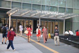 旅客久等了！韓國「室內戴口罩」解禁　百貨、賣場免戴