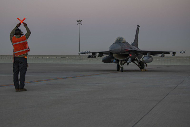 美媒Politico報導稱，美國國防部官員正悄悄推動援助基輔F-16戰機。美聯社