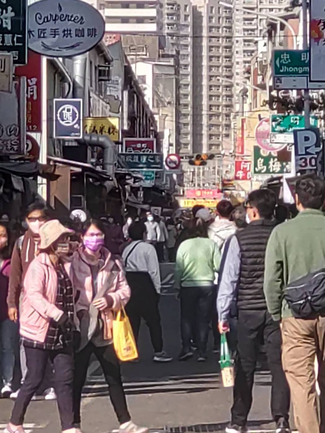 今天春節連假最後一天，台南市中西區國華街依然人潮多。記者鄭惠仁／攝影