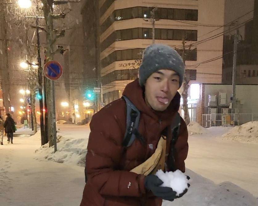 牧森過年到北海道度假，因為太喜歡雪，決定品雪嚐味道。圖／周子娛樂提供