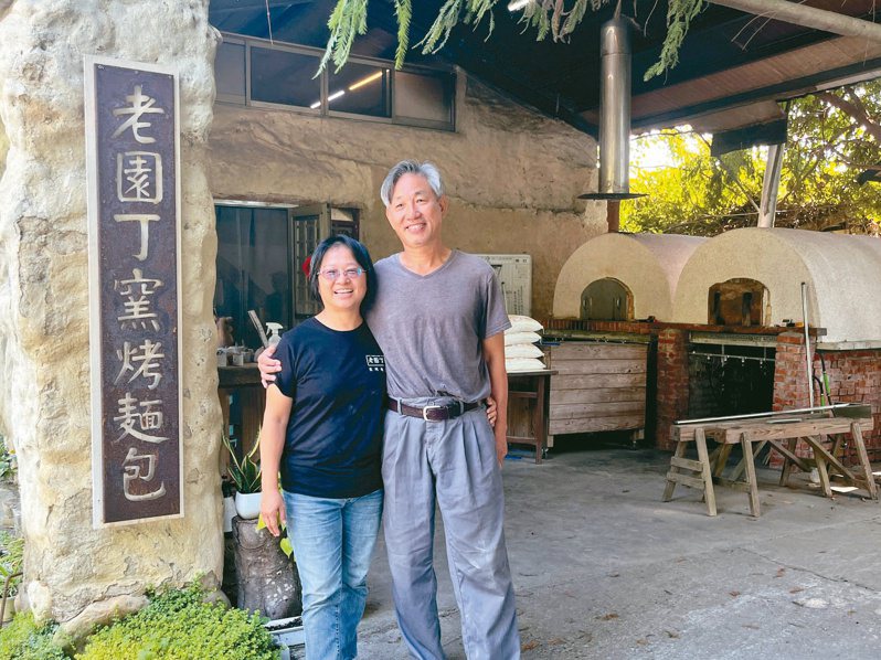 張文瑲（圖右）多年前結束賣茶事業，與妻子楊玲琴將雲林的荒地，打造為老園丁窯烤麵包莊園。記者黃于凡／攝影