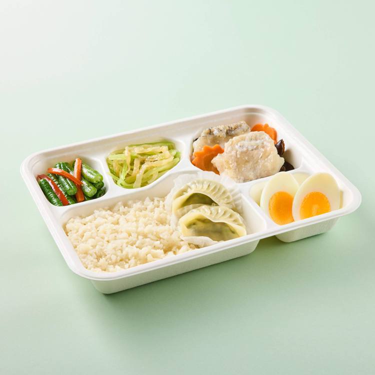 樂天皇朝新推出「糟溜菲力鱸魚餐盒」，搭配有花椰菜米，250元。圖／樂天皇朝提供