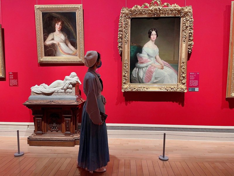 2021年12月再訪奇美博物館，身披冬衣的孕妻、微隆孕肚與布蘭濟夫人畫像合影。（圖／黃郁文　提供） 