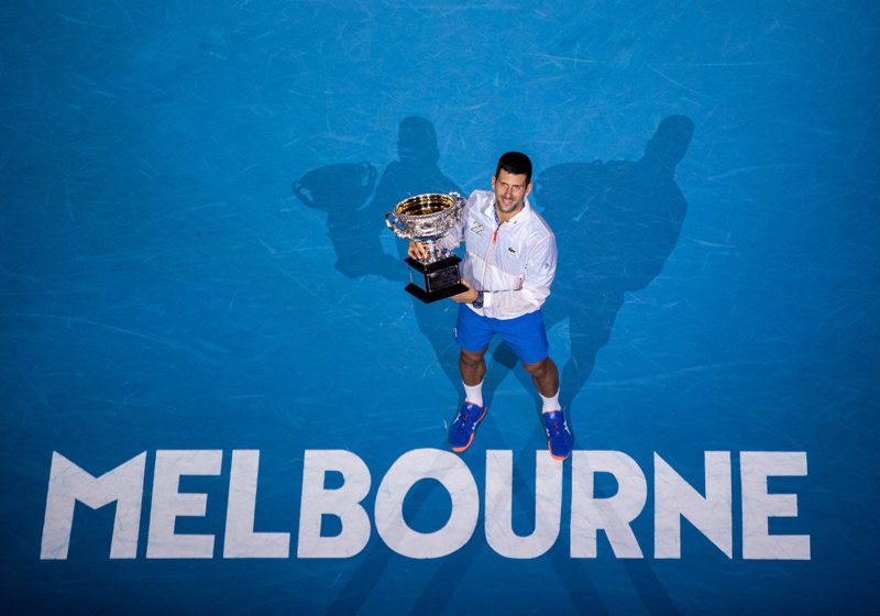 「墨爾本之王」塞爾維亞名將約克維奇（Novak Djokovic）昨(30日)如遠高舉生涯第10座澳網金盃，重返「世界球王」寶座。 新華社