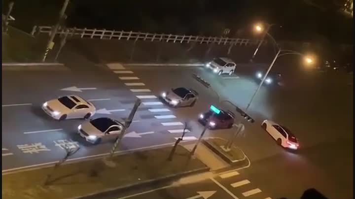 台中市海線區居民手機錄影提供的影像中，4車在除夕夜時疑似違規競速，警方比對確認車號後通知車主，開單告發。 摘自影片