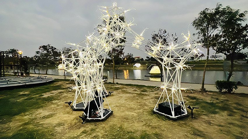 元智CKfablab團隊作品《歡迎「光」臨》於月津港燈節展出。 元智大學/提供