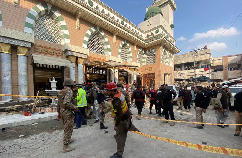 巴基斯坦一處清真寺今天發生爆炸案，目前已知至少28人死亡、超過150人受傷。 法新社