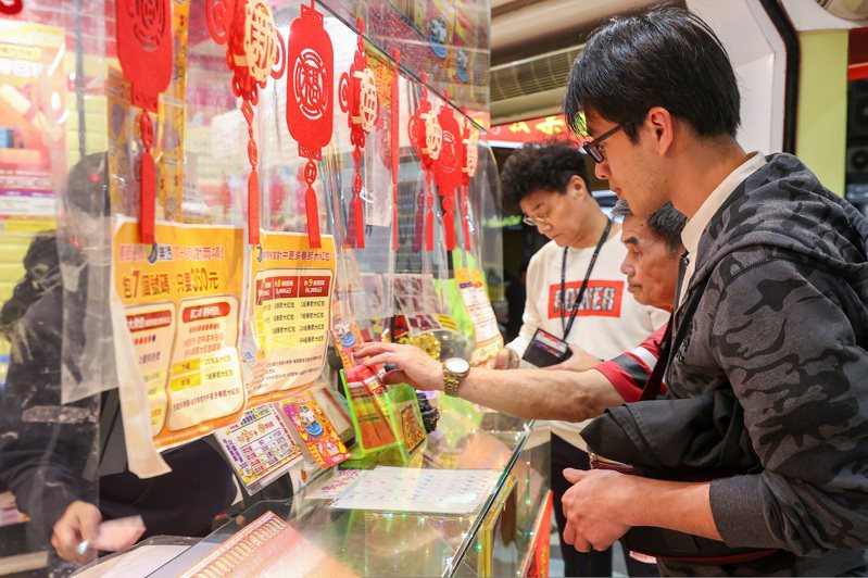 台灣彩券過年期間推出「2000萬元超級紅包」，是許多人必買刮刮樂。示意圖。圖／本報資料照