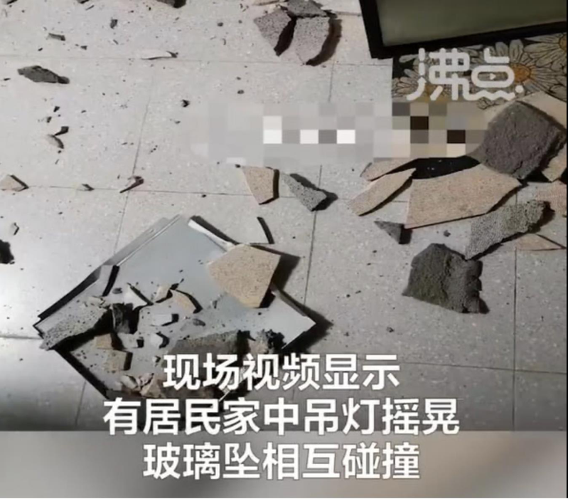 阿克蘇6.1級地震後，居民家中瓷磚被震碎。（微博照片）