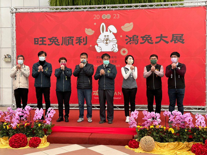 開春上班首日，台南市長黃偉哲（右四）率領市府團隊舉辦新春團拜，祝賀全體員工新春快樂。記者鄭維真／攝影