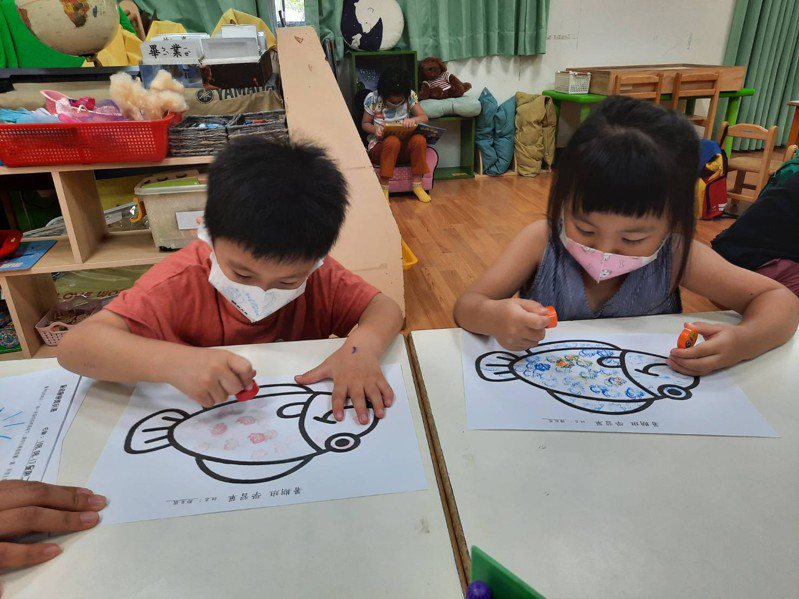 台南市教育局針對延長課後留園，推出配套，減輕家長負擔，並保障教保人員權益。圖／南市教育局提供