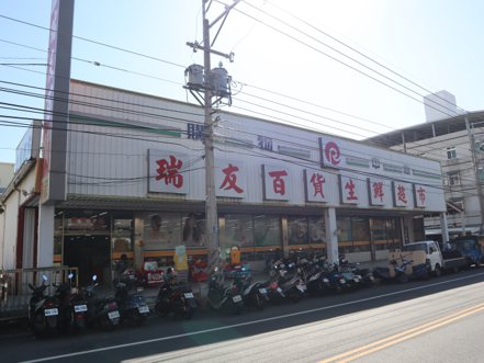 台中潭子瑞友百貨生鮮超市經營30年，今年2月中旬將結束營業。記者游振昇／攝影