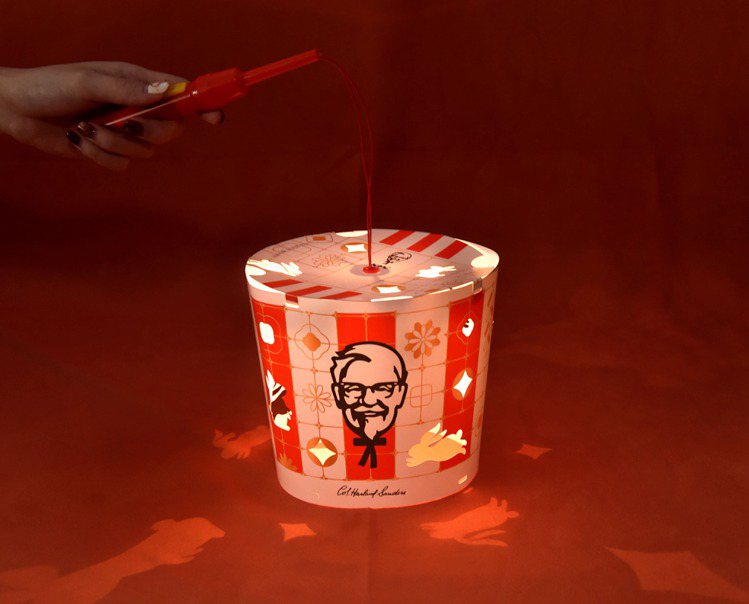 肯德基推出「肯德基兔年炸雞桶造型元宵燈籠」。圖／肯德基提供