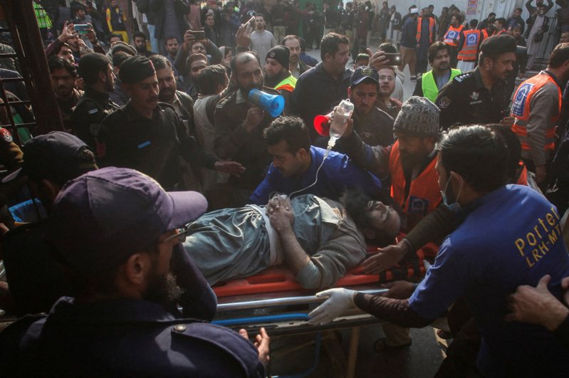巴基斯坦西北部城市白夏瓦30日發生自殺炸彈攻擊，一名傷者被緊急送醫。路透