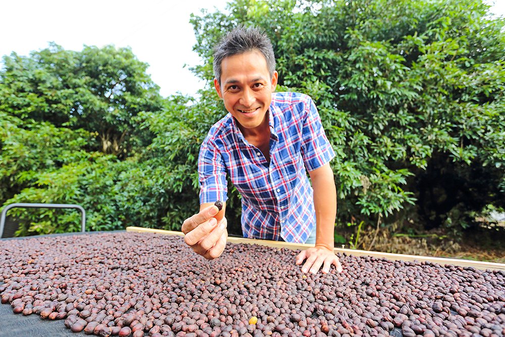 月勝吉本身對咖啡有濃厚興趣，從咖啡種植到沖泡他都一手包辦。 圖／Carter攝影