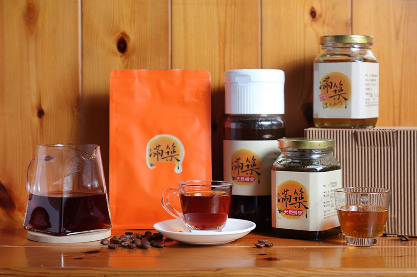 「滿築蜂蜜&咖啡」主打蜂蜜搭配咖啡，與市場做出差異化。 圖／Carter攝影