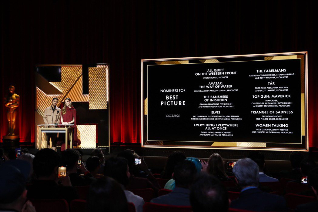 第95屆奧斯卡入圍名單公布，入圍大贏家以電影《媽的多重宇宙》的11項最多，其次則是《西線無戰事》與《伊尼舍林的女妖》九項、《法貝爾曼》也以七項提名緊跟在後。圖為1月24日舉行的第95屆奧斯卡金像獎入圍公布會。 圖／歐新社