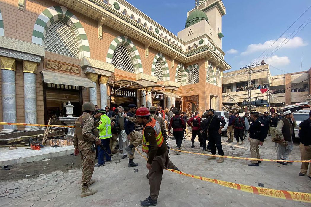 安全人員封鎖了白沙瓦清真寺爆炸現場。 圖／法新社