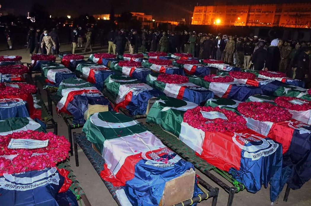 白沙瓦警方為在1月30日的清真寺爆炸案中喪生的員警舉行葬禮祈禱。 圖／美聯社