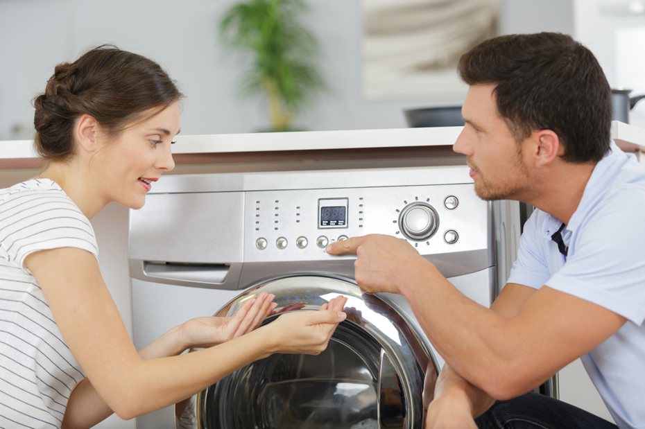 一名網友表示，被妻子催促要換「洗脫烘洗衣機」，不換就「不回家」，讓他苦惱是否真的要換這些功能的洗衣機，引起網友討論。（示意圖／ingimage）