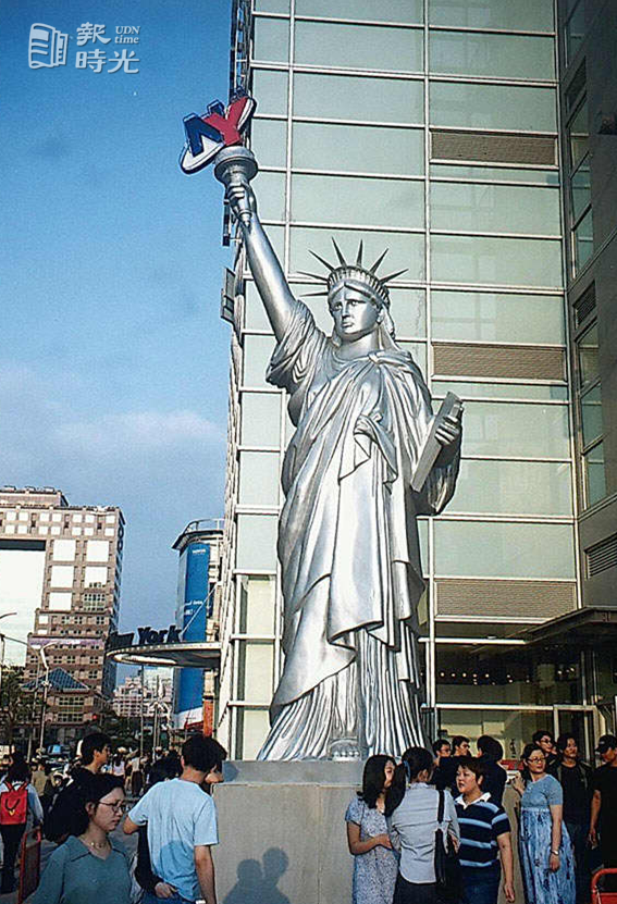 上月初開幕、走美式風格的紐約‧紐約展覽購物中心最近在大門口廣場前安置完成自由女神像，高八點五公尺，銀色的塑鋼，栩栩如生，成為該購物中心的地標。圖／聯合報系資料照（2000-05-16胡寶璉攝影）