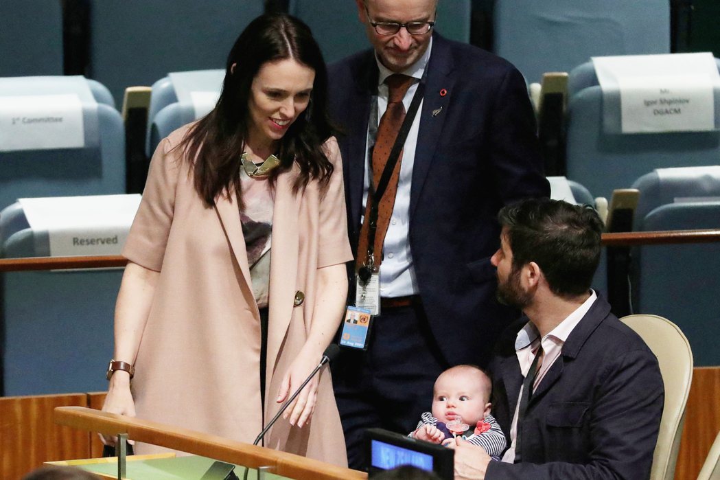 阿爾登帶著孩子參加第73屆聯合國大會，成為聯合國史上首位帶著嬰兒出席會議的國家領...