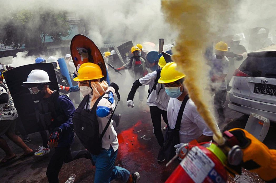 2021 年 3 月 3 日的仰光，示威者與警方起衝突。 圖／法新社  